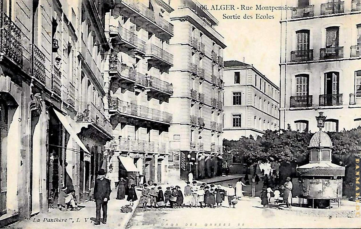 2913- Alger - Rue Montpensier - Sortie des Ecoles.jpg